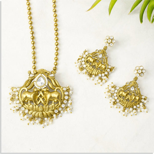 Nandi Pair Antique Pendant Set – Matte Gold with White Polki & Pear