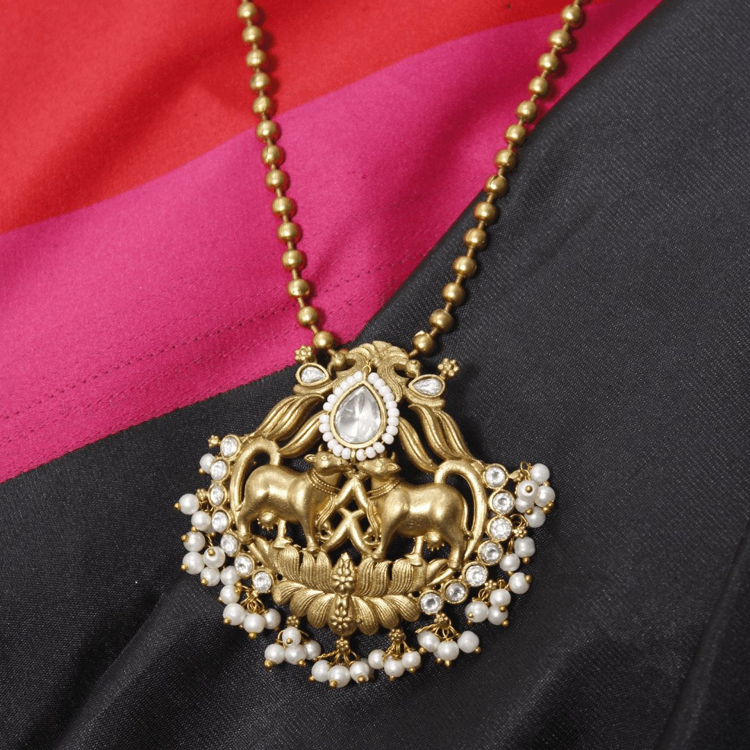 Nandi Pair Antique Pendant Set – Matte Gold with White Polki & Pear