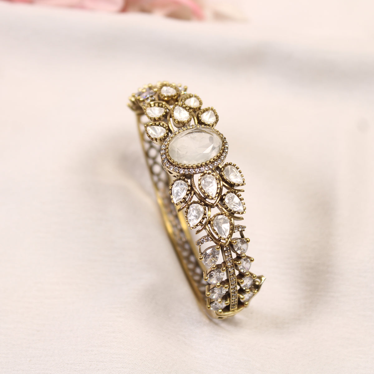 Ivory Oval Cabochon Polki Leaf Kada – product detail view
