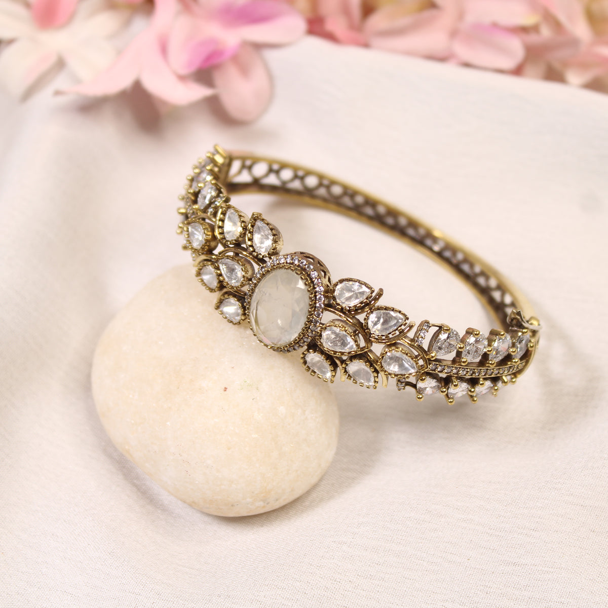 Ivory Oval Cabochon Polki Leaf Kada – product detail view