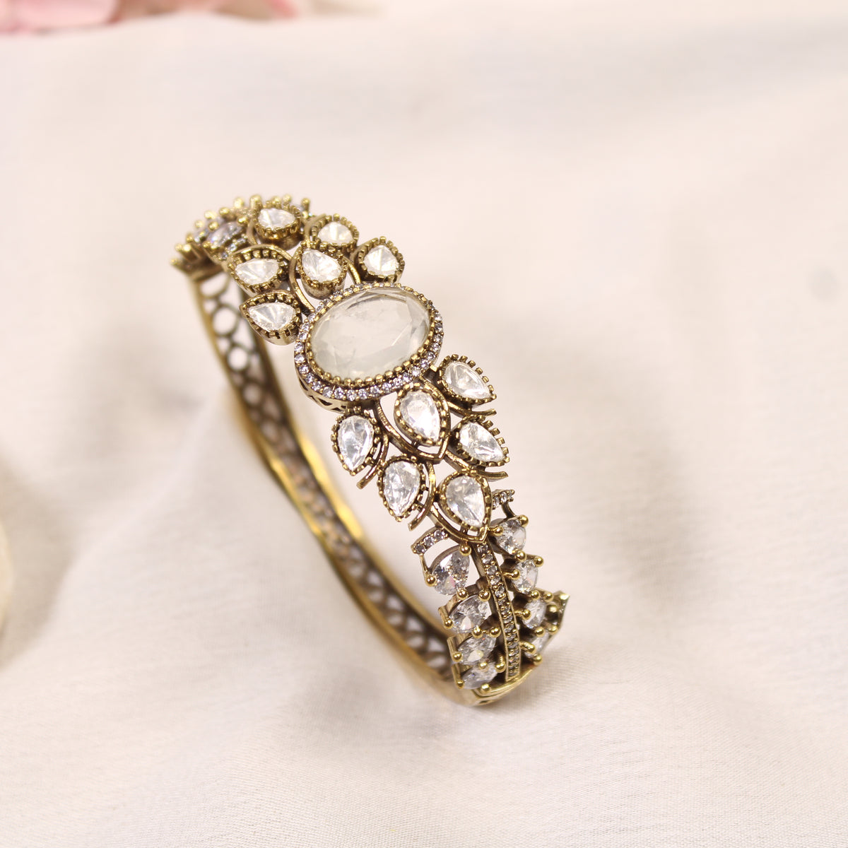 Ivory Oval Cabochon Polki Leaf Kada – product detail view