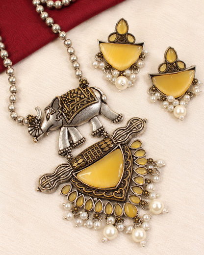 Animal Motif Fan Pendant Set - Yellow — AI-styled ornament detail view