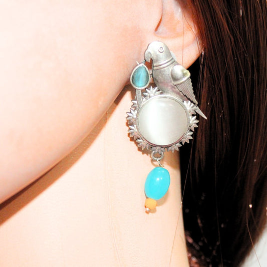 PARROT WITH ROUND MONALISA STONE EARRING - GREY