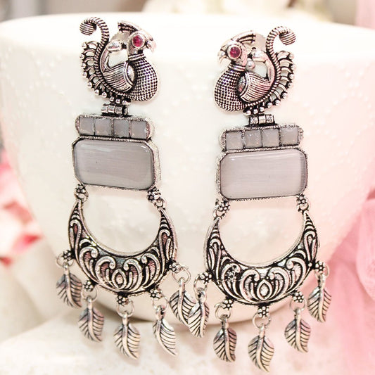 PEACOCK LONG EARRING-GREY