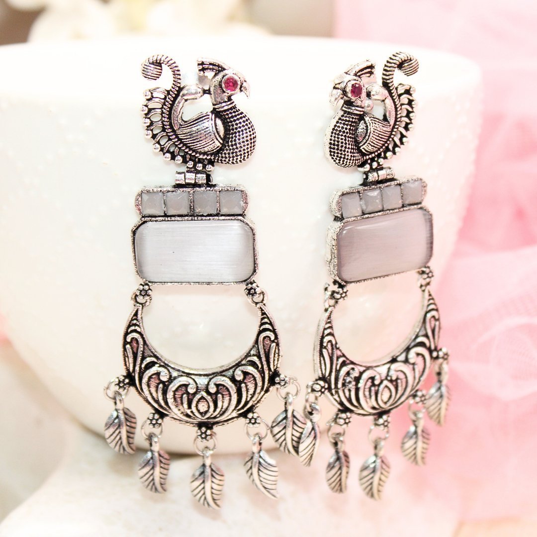 PEACOCK LONG EARRING-GREY