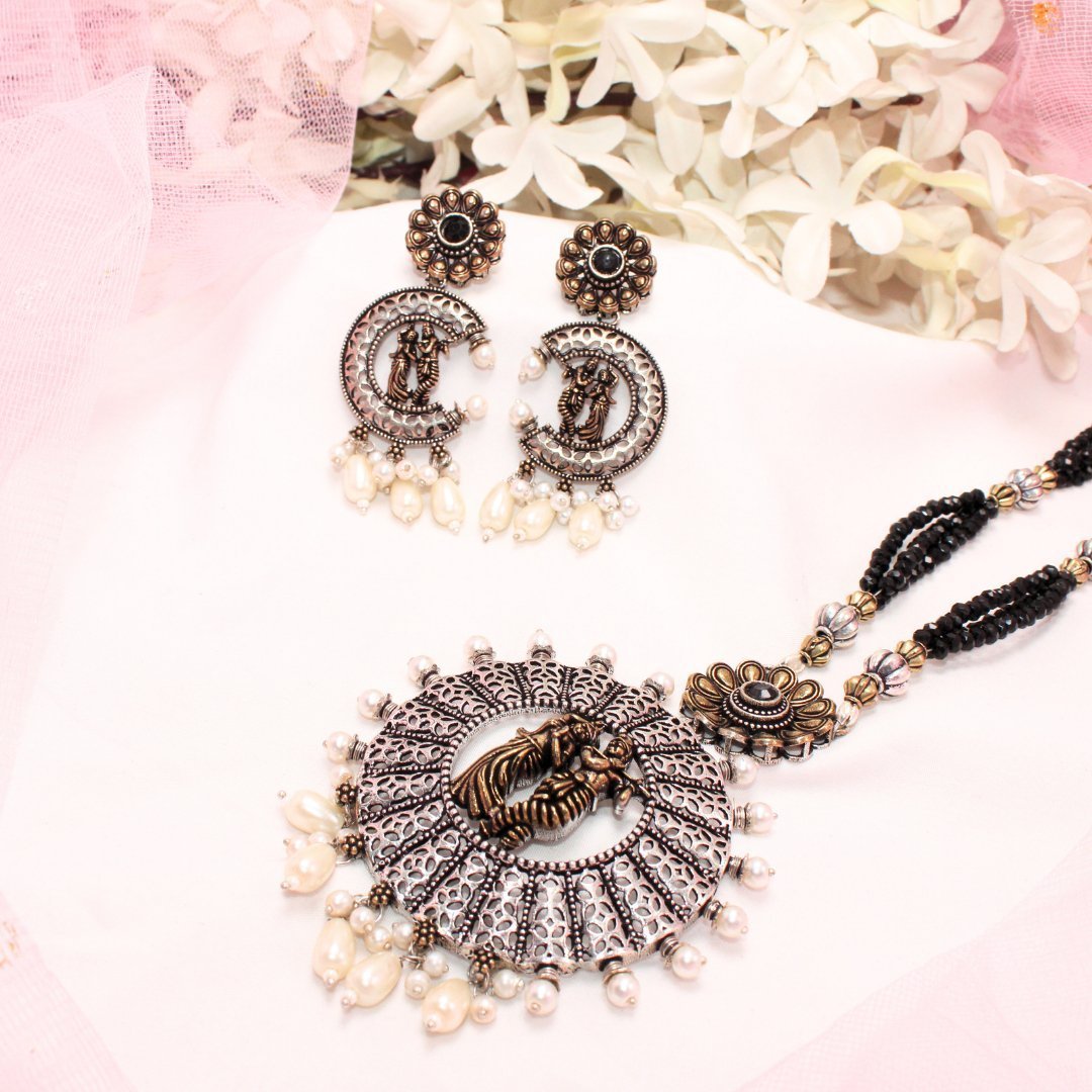 RADHA-KRISHAN DUAL-TONE PENDANT SET- BLACK