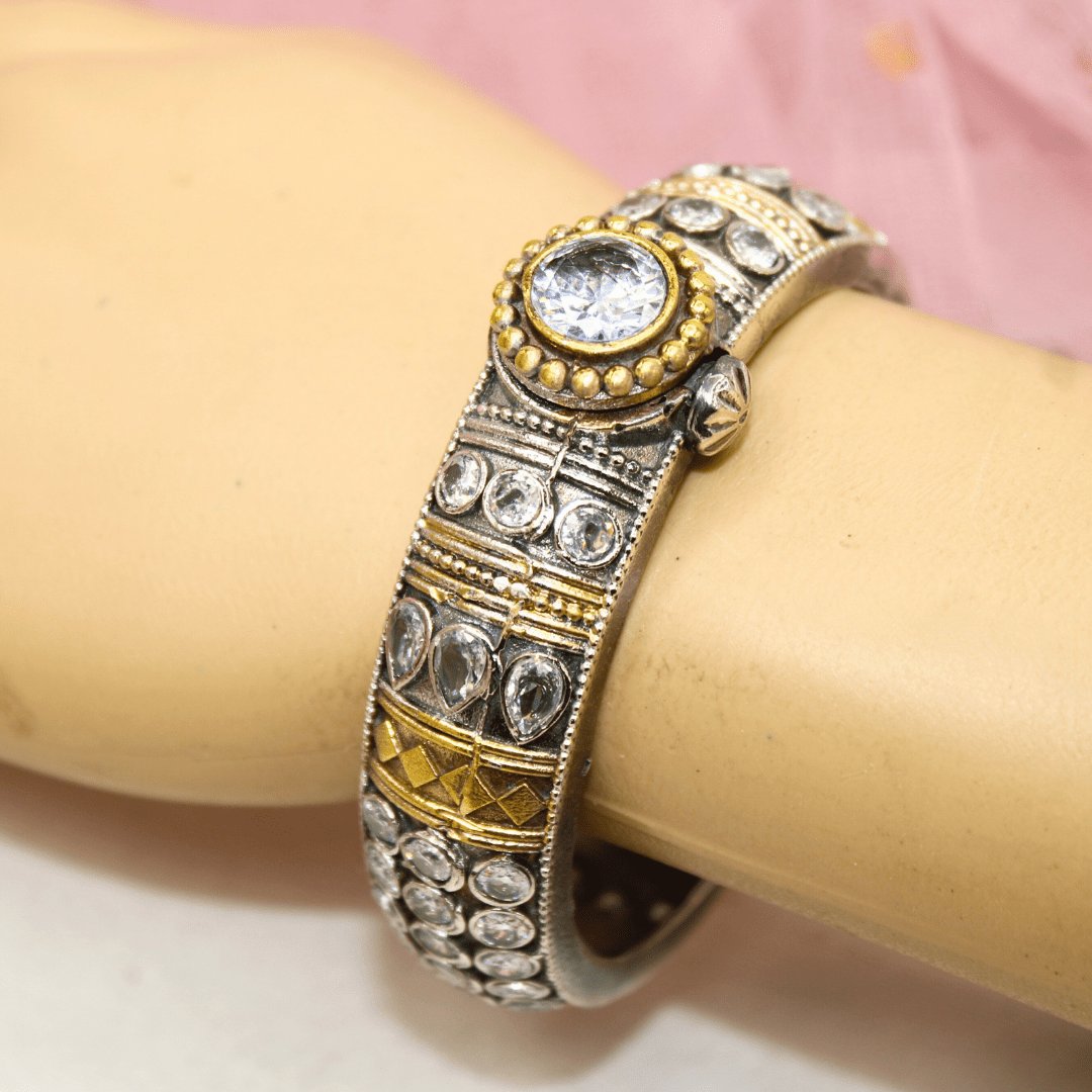 Rajwadi White Stone Kada – Antique Kada with Diamond-Look Centerpie