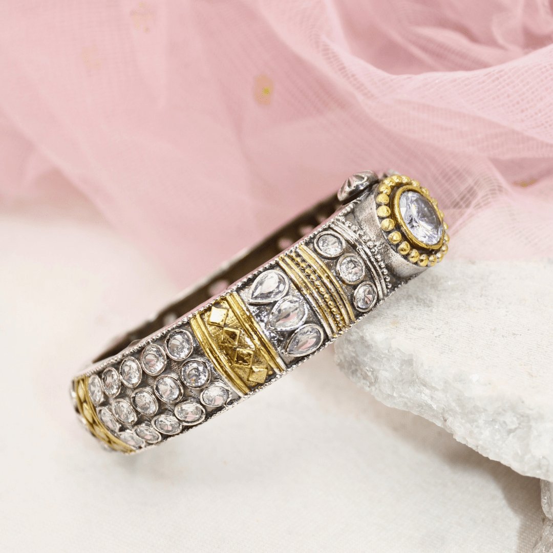 Rajwadi White Stone Kada – Antique Kada with Diamond-Look Centerpie