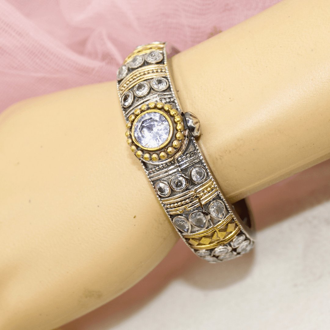 Rajwadi White Stone Kada – Antique Kada with Diamond-Look Centerpie