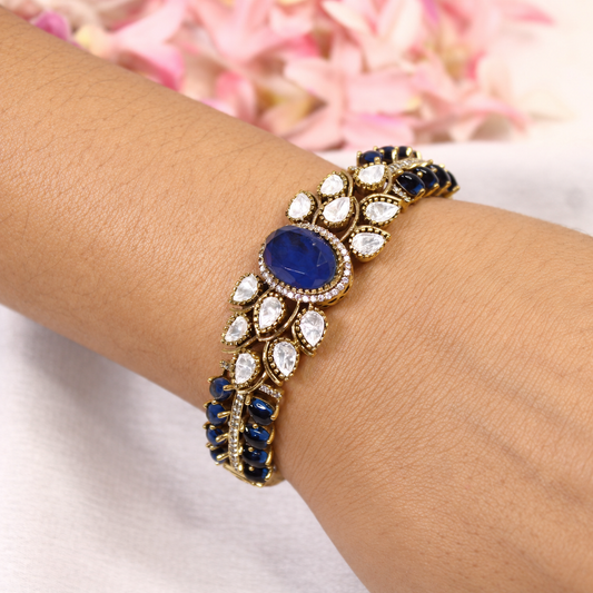 NAV-KADA-00302 – same-pose natural-hand retouch