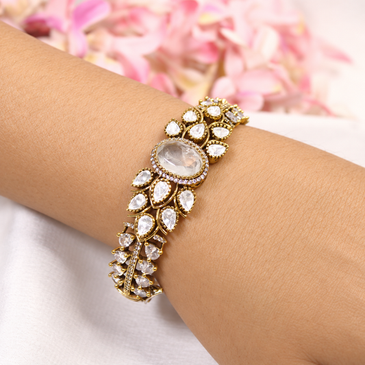 NAV-KADA-00298 – same-pose natural-hand retouch