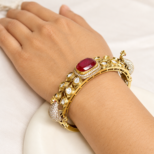 NAV-KADA-00271 – same-pose natural-hand retouch
