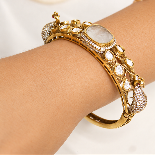 NAV-KADA-00274 – same-pose natural-hand retouch