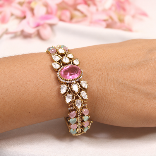 NAV-KADA-00299 – same-pose natural-hand retouch