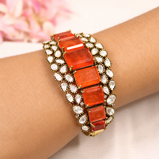 NAV-KADA-00296 – same-pose natural-hand retouch