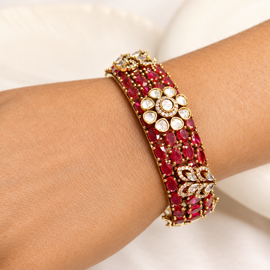 NAV-KADA-00288 – same-pose natural-hand retouch