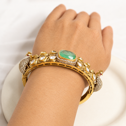 NAV-KADA-00272 – same-pose natural-hand retouch