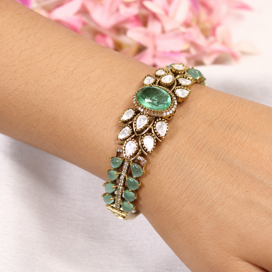 NAV-KADA-00301 – same-pose natural-hand retouch