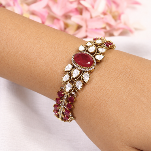 NAV-KADA-00300 – same-pose natural-hand retouch