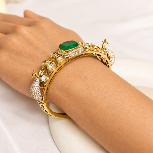 NAV-KADA-00276 – same-pose natural-hand retouch