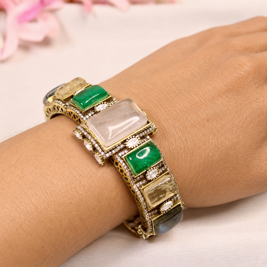 NAV-KADA-00292 – same-pose natural-hand retouch