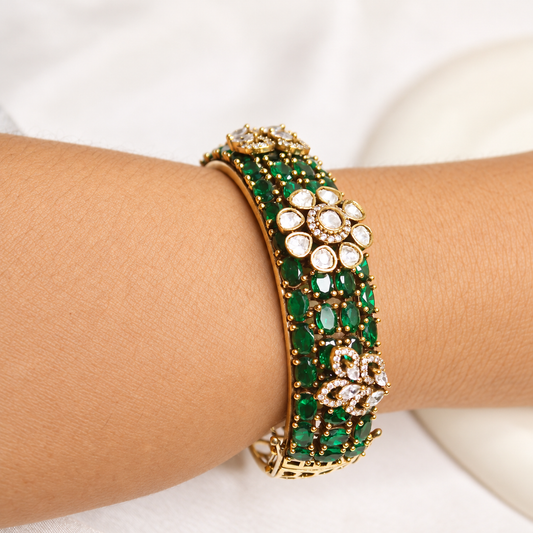 NAV-KADA-00284 – same-pose natural-hand retouch