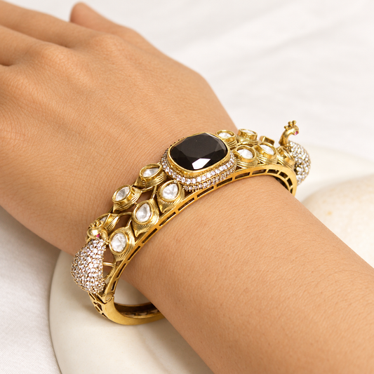 NAV-KADA-00275 – same-pose natural-hand retouch