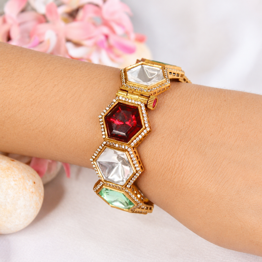 NAV-KADA-00268 – same-pose natural-hand retouch