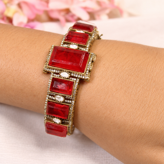 NAV-KADA-00295 – same-pose natural-hand retouch
