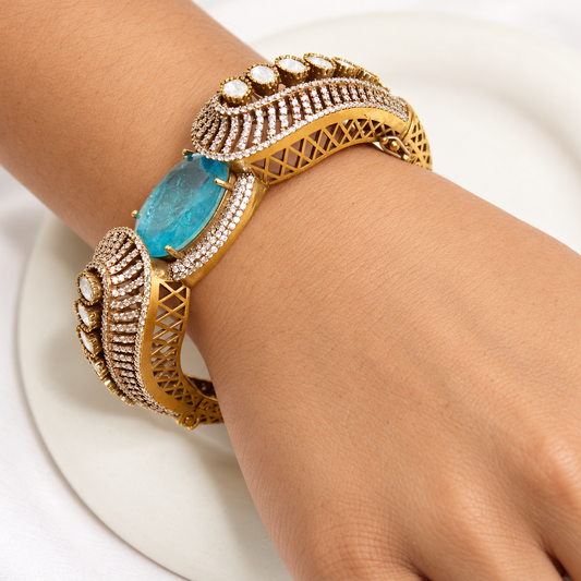 NAV-KADA-00277 – same-pose natural-hand retouch