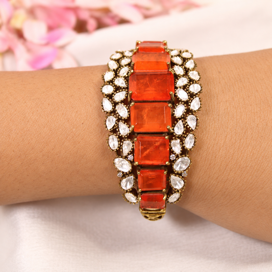 NAV-KADA-00296 – same-pose natural-hand retouch