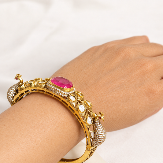 NAV-KADA-00271 – same-pose natural-hand retouch