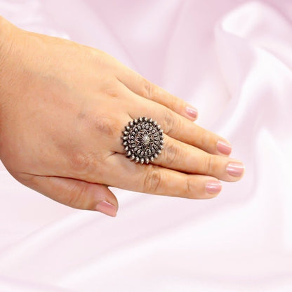 Shrivi antique gold ring design 1