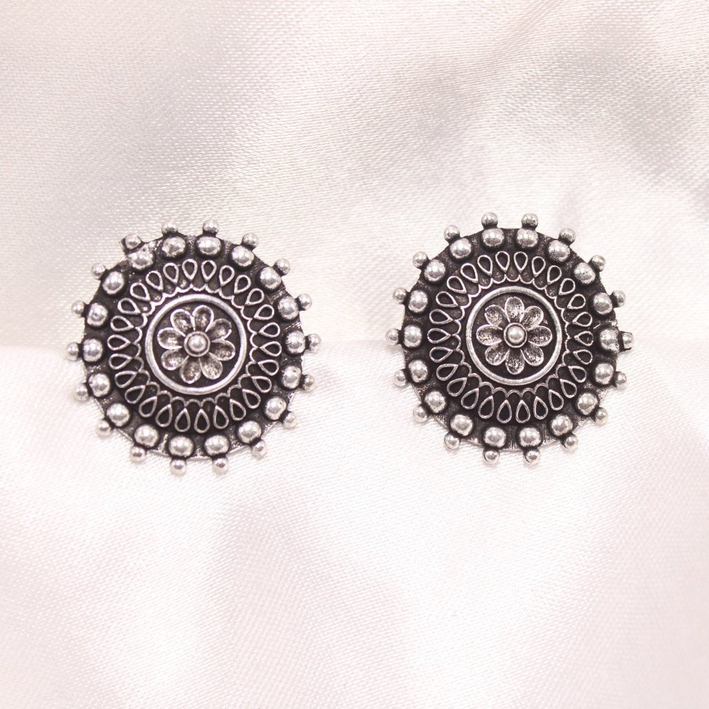 Shrivi studs circle with dot border