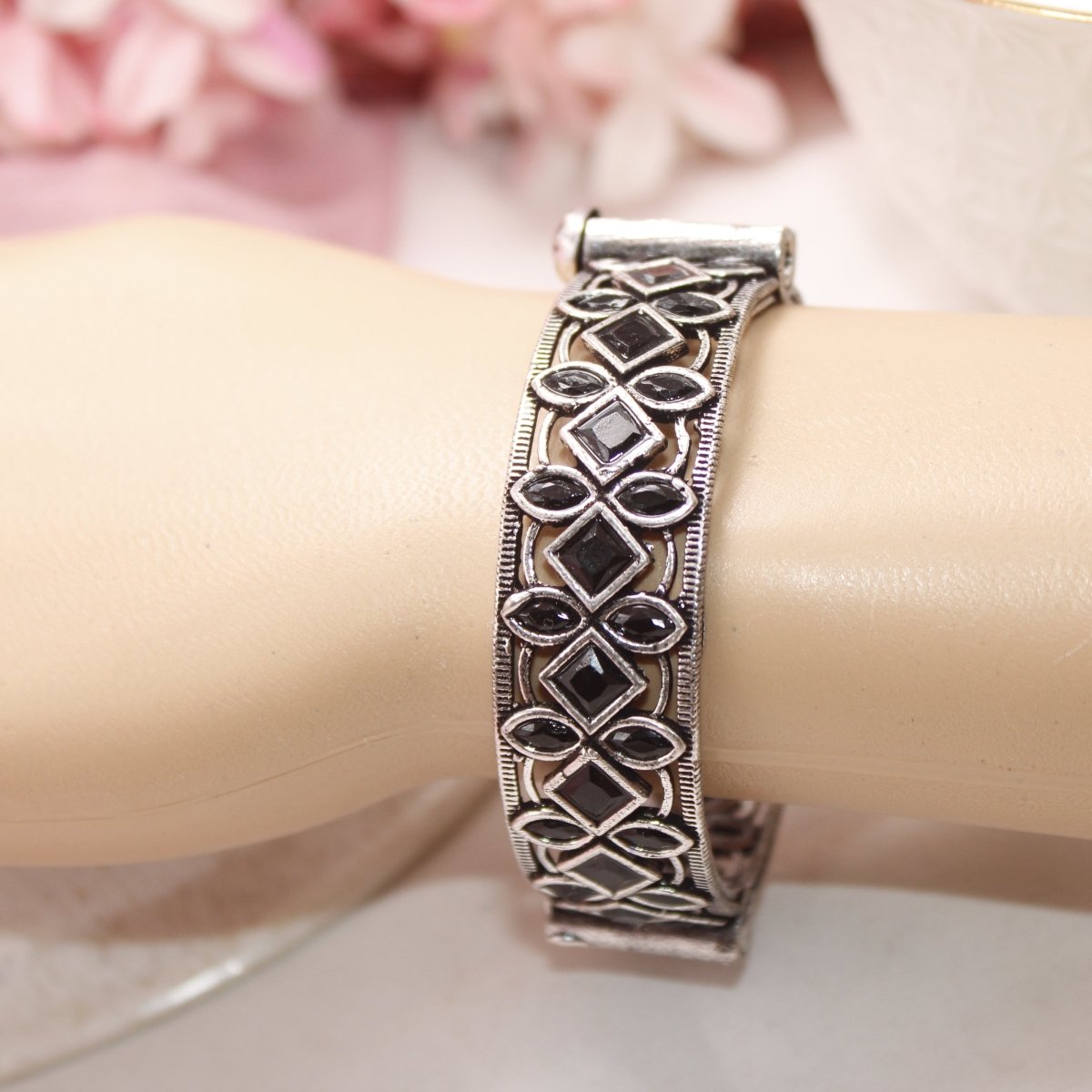 STONE CUTWORK KADA - BLACK