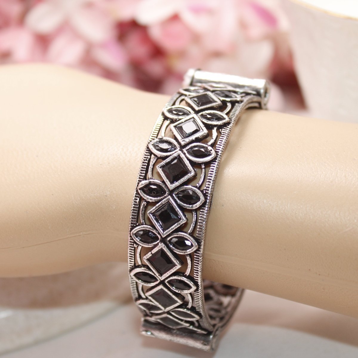STONE CUTWORK KADA-BLACK