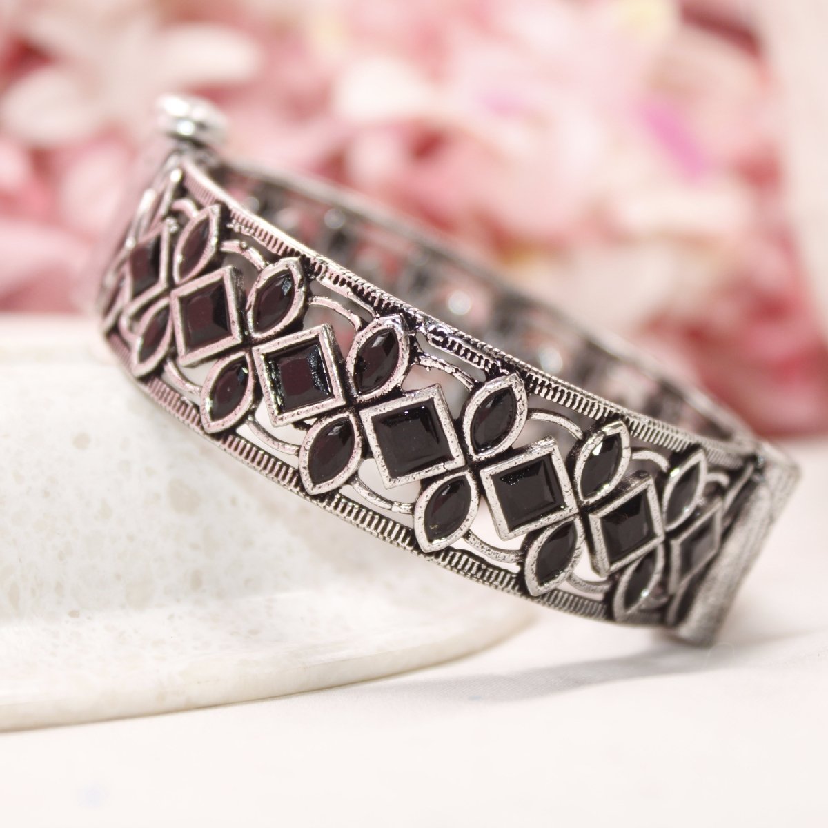 STONE CUTWORK KADA - BLACK