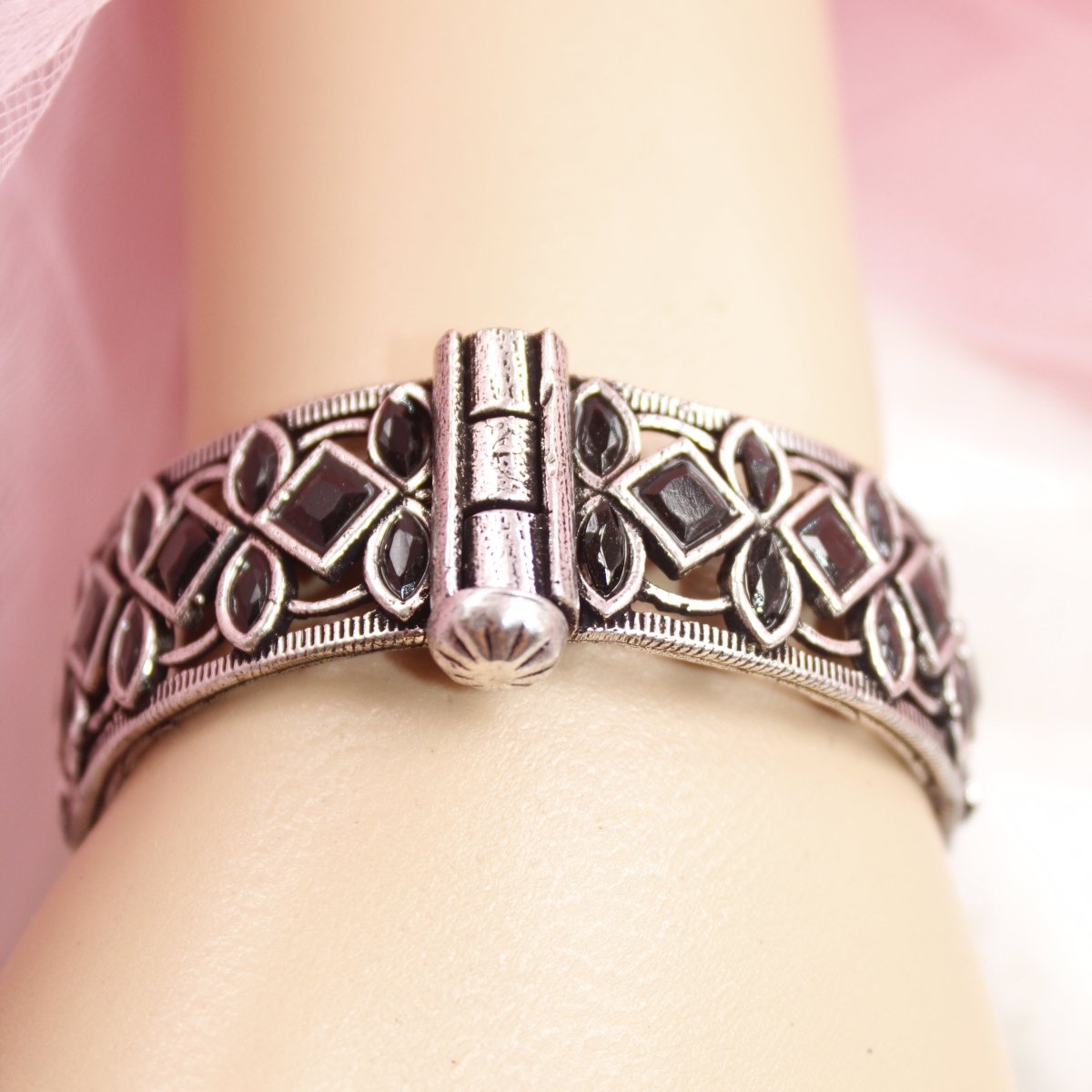 STONE CUTWORK KADA - BLACK