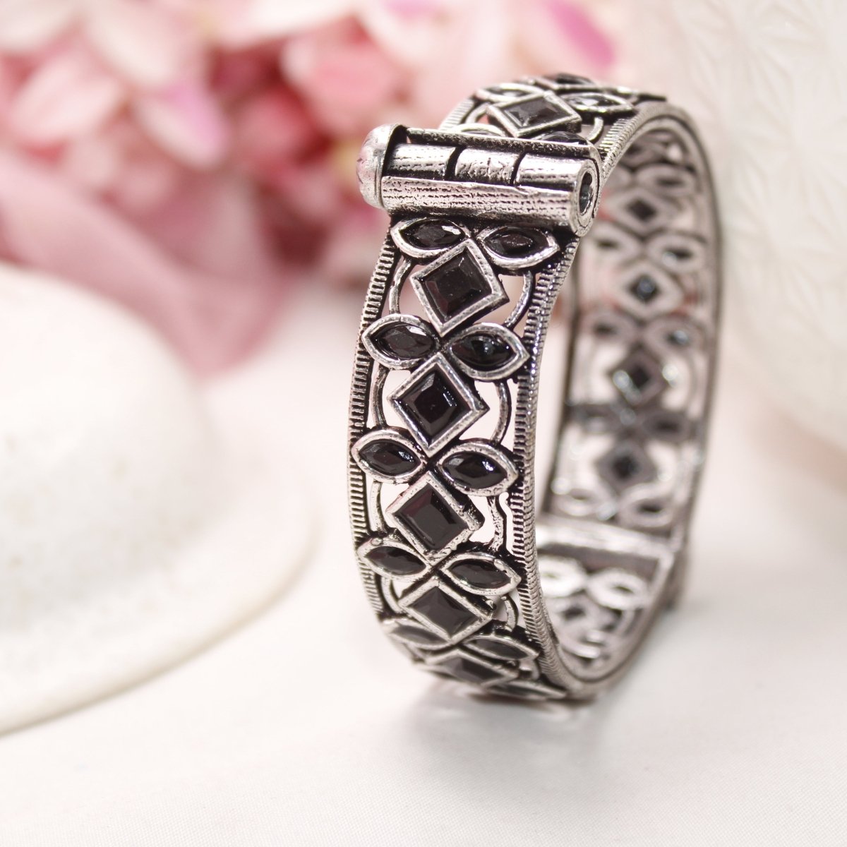 STONE CUTWORK KADA - BLACK
