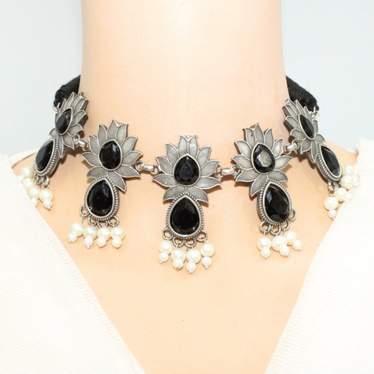 5 LOTUS NECKLACE - BLACK