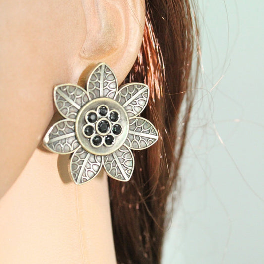 7 LEAVES FLOWER STUD - BLACK