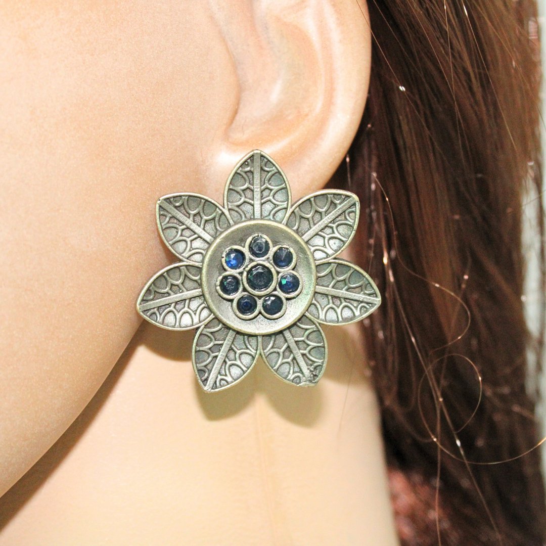 7 LEAVES FLOWER STUD - BLUE