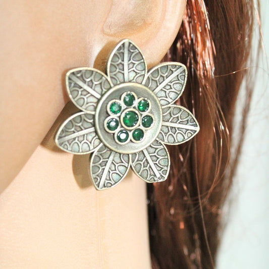 7 LEAVES FLOWER STUD - GREEN